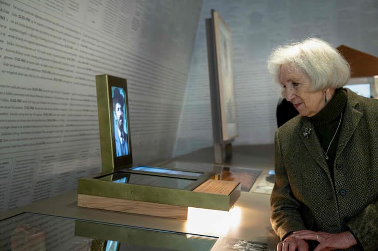 ניצולת השואה רוזי שטיינהרט-דרוקר במוזיאון