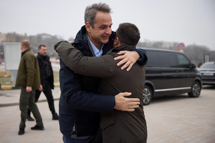 נשיא אוקראינה וולודימיר זלנסקי עם ראש ממשלת יוון קיריאקוס מיצוטקיס ב נמל של אודסה