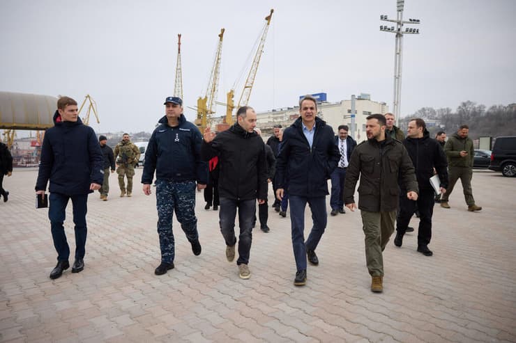 נשיא אוקראינה וולודימיר זלנסקי עם ראש ממשלת יוון קיריאקוס מיצוטקיס ב נמל של אודסה