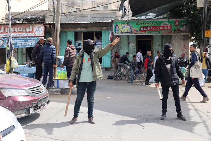 חמושים פלסטינים מאבטחים את הרחובות ברפיח