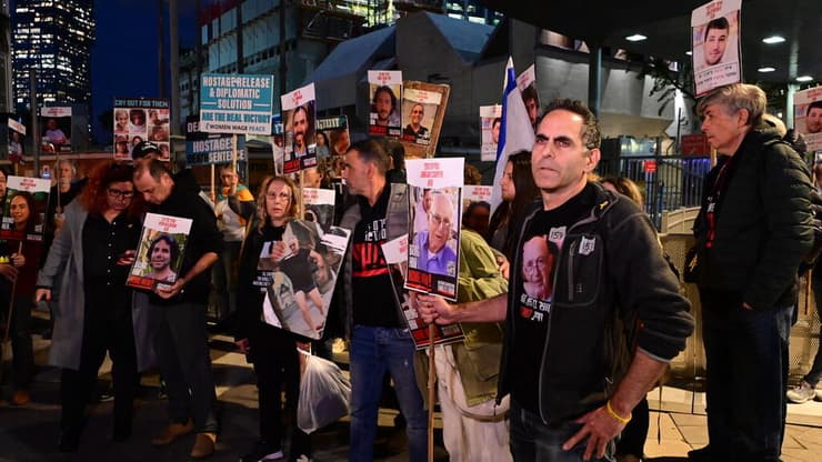 משפחות החטופים מפגינים מול הקריה בתל אביב