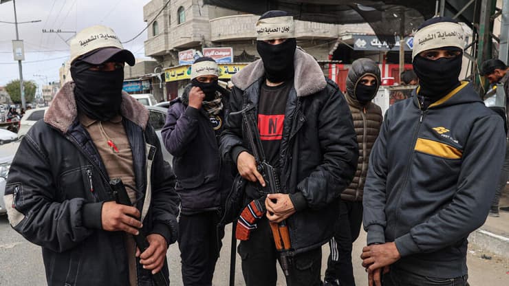 חמושים פלסטינים מאבטחים את הרחובות ברפיח