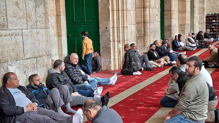 מתפללים במסגד אל  אקצא לפני הרמדאן