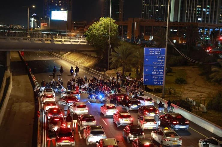 מפגינים חוסמים את כביש איילון בתל אביב