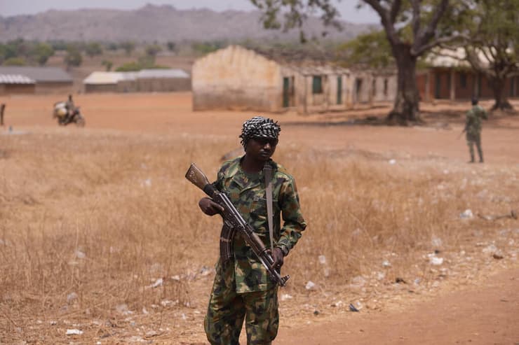 ניגריה חיילים מסיירים אחרי חטיפת ילדים מ בית הספר ב קוריגה