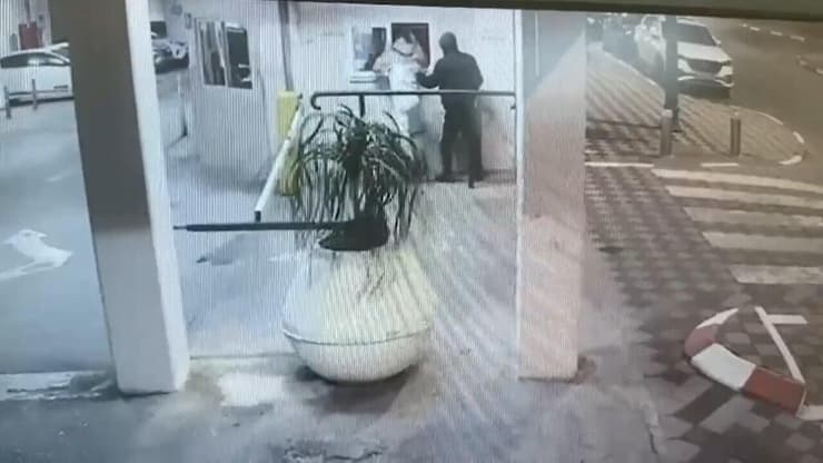 תיעוד: שני מפונים תקפו מאבטח בבית מלון הרודס באילת