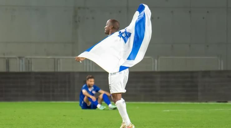 זלקה מתעטף בדגל ישראל לאחר הניצחון של חדרה בשבוע שעבר