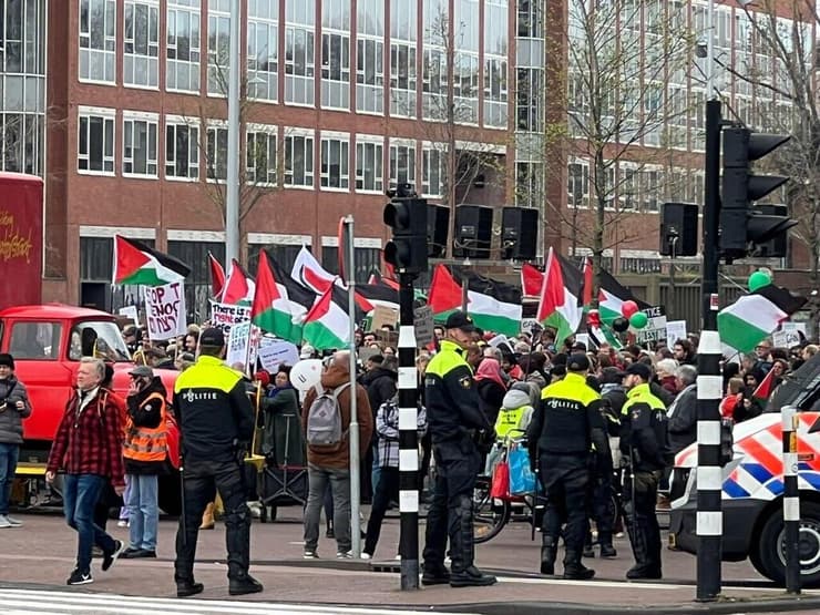הפגנות פרו פלסטיניות מול מוזיאון השואה נגד ביקור יצחק הרצוג באמסטרדם, הולנד