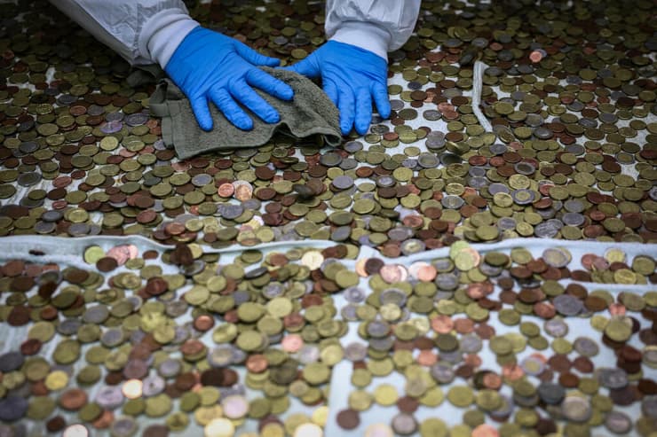 מה קורה למטבעות שמושלכים למזרקת טרווי ברומא?