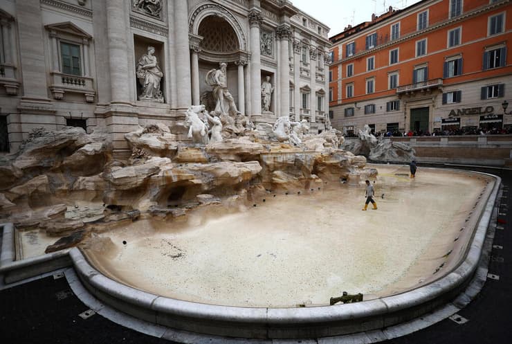 מה קורה למטבעות שמושלכים למזרקת טרווי ברומא?