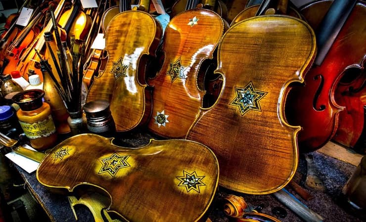 הכינורות שהגיעו מגרמניה בבית המלאכה של אמנון וינשטיין