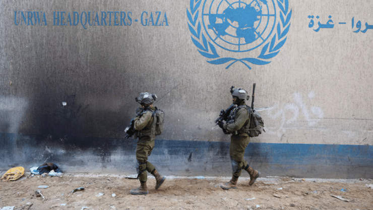 לוחמי צה"ל לצד סמל של אונר"א ברצועת עזה ארכיון