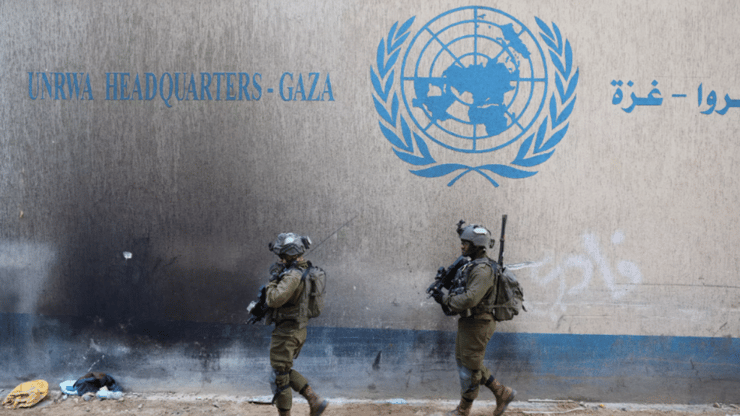 לוחמי צה"ל לצד סמל של אונר"א ברצועת עזה ארכיון