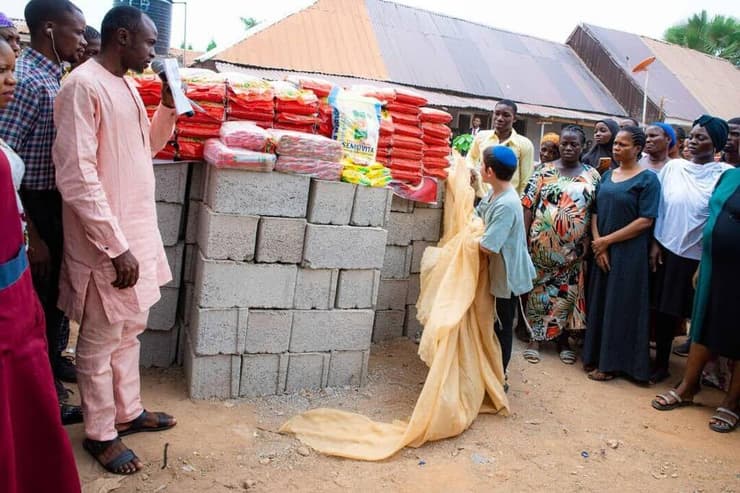 חתן הבר מצווה עם הסיוע שניתן למשפחות החטופים בניגריה