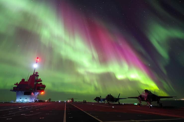 אורות הצפון מעל נושאת המטוסים פרינס אוף וויילס 