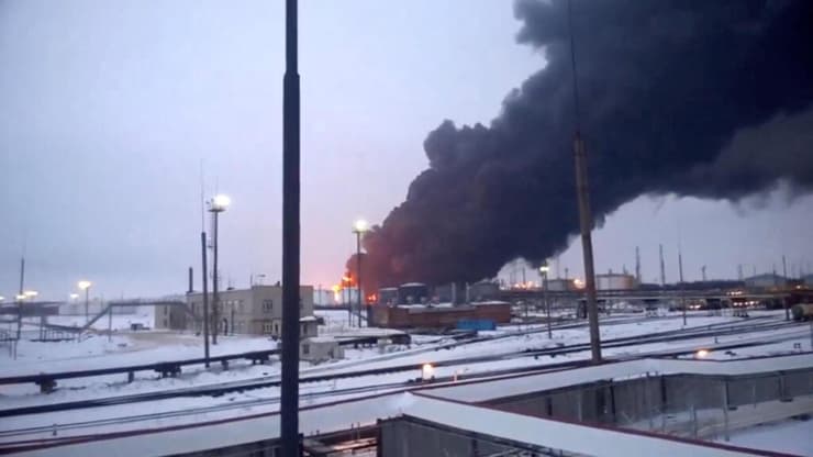 רוסיה עשן מיתמר מ מתקן נפט רוסי במחוז ריאזאן אחרי מתקפת כטב"ם שביצעה אוקראינה