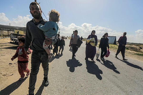 פלסטינים עוזבים את חאן יונס בדרך לגבול עם מצרים