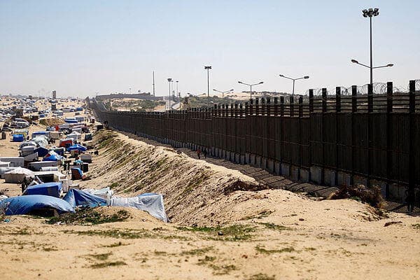 אוהלים של פלסטינים בצמוד לגבול עם מצרים ברפיח
