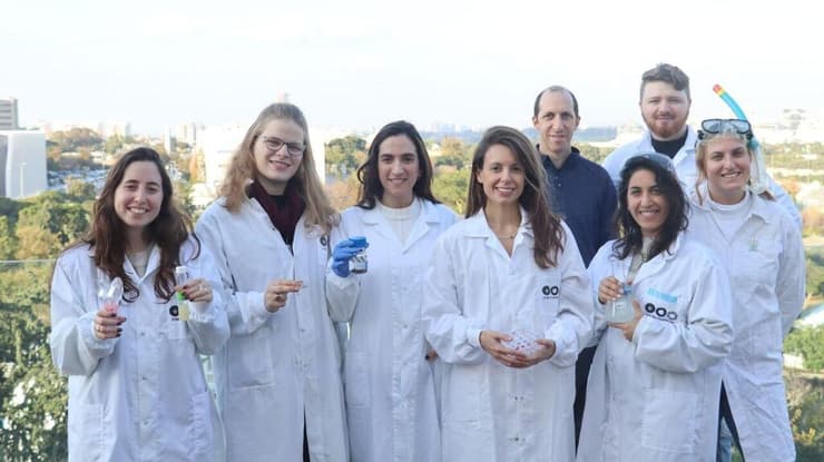 קבוצת המיקרופלסטיק במעבדה לננוטכנולוגיה סביבתית באוניברסיטת תל אביב בראשות ד"ר אינס צוקר (רביעית משמאל)