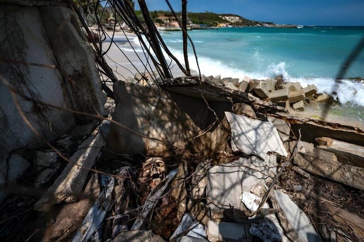קבר שנהרס עקב עליית פני הים בבית הקברות של האי טיירה בומבה בקרטחנה