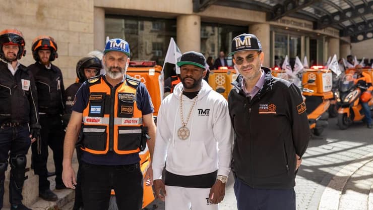 תרם פעם נוספת. פלויד מייוות'ר במטה איחוד הצלה (צילום: איחוד הצלה) פלויד מייוות'ר במטה איחוד הצלה