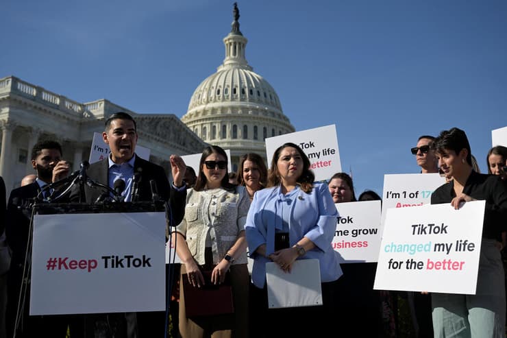 ארה"ב ארצות הברית הצבעה קונגרס בית הנבחרים איסור על טיק טוק טיקטוק מפגינים נגד האיסור