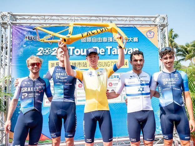 קבוצת פרמייר טק על הפודיום בטייוואן (צילום: ישראל פרמייר טק) הקבוצה הישראלית