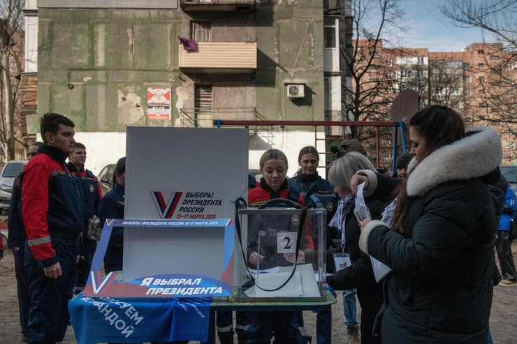 מצביעים בבחירות לנשיאות רוסיה במחוז דונייצק הכבוש ב אוקראינה