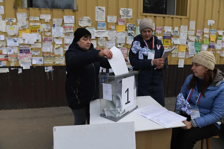 מצביעים בבחירות לנשיאות רוסיה במחוז דונייצק הכבוש ב אוקראינה
