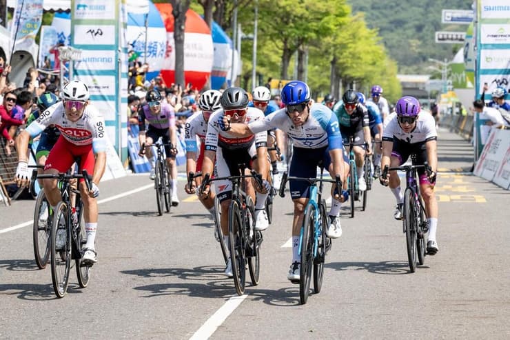 "פניה היפות ביותר של ישראל" (צילום: ישראל פרמייר טק) הקבוצה הישראלית