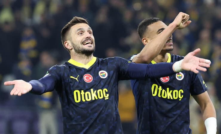 למוריניו קישור וחלק קדמי מרשימים של שחקנים מנוסים. טאדיץ' (צילום: VIRGINIE LEFOUR / BELGA / AFP) טאדיץ'