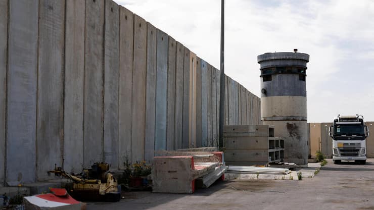 משאיות סיוע הומניטרי במעבר כרם שלום