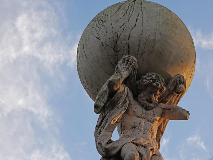 פסל אטלס המחזיק את השמיים על כתפיו