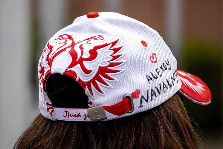 בחירות נשיאות רוסיה מצביעה מגיעה להצביע ב שגרירות ב האג הולנד עם כובע של אלכסיי נבלני
