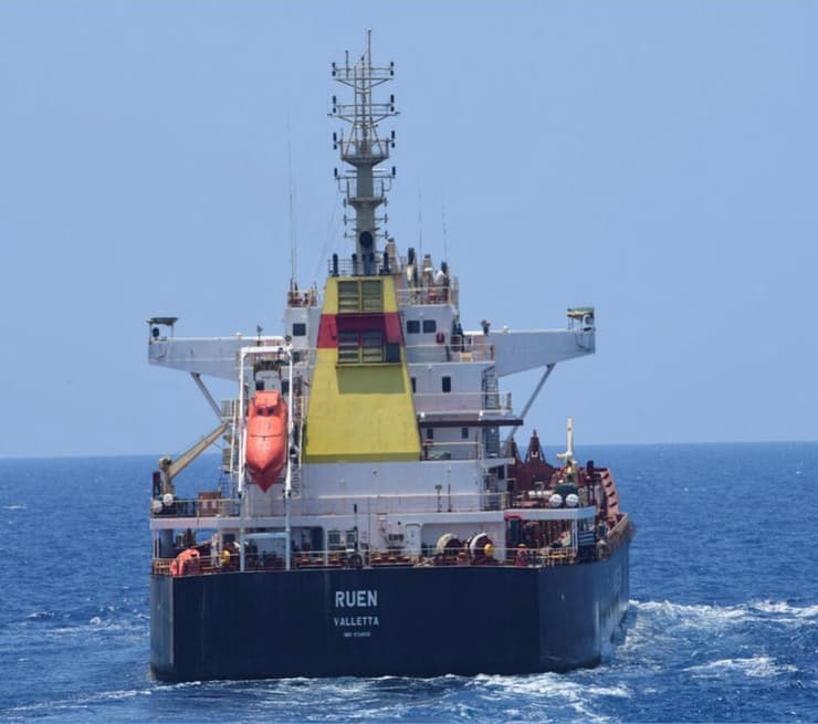 האונייה MV Ruen שנחטפה על ידי פיראטים סומלים כאן אחרי ששוחררה על ידי חיל הים של הודו