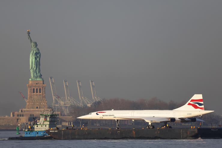 מטוס הקונקורד נגרר על רקע פסל החירות