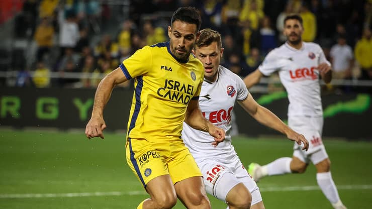 שחקן מכבי ת"א אייל גולסה מול שחקן הפועל חיפה איתמר נוי