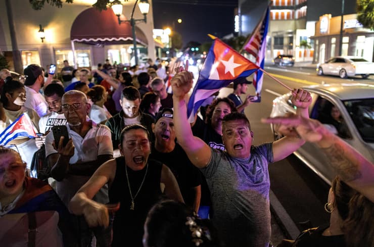 קובנים אמריקנים מפגינים ב מיאמי פלורידה ארה"ב לאות סולידריות עם המוחים ב קובה