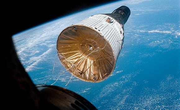 מפגש מוצלח בחלל. חללית ג'מיני 7 בצילום מתוך ג'מיני 6A. טיסת המבנה סללה את הדרך לחבירות מוצלחות, כפי שנדרשו בתוכנית אפולו 