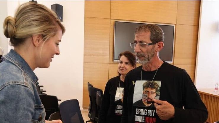 מלאני ג'ולי בפגישה עם משפחות החטופים בישראל