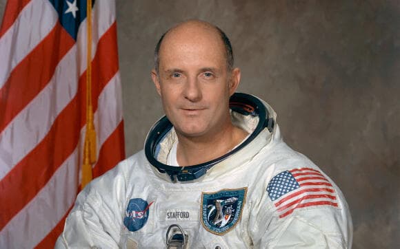 אסטרונאוט גדול מהחיים. סטאפורד בחליפת החלל של תוכנית אפולו, לפני משימת אפולו 10, ב-1969