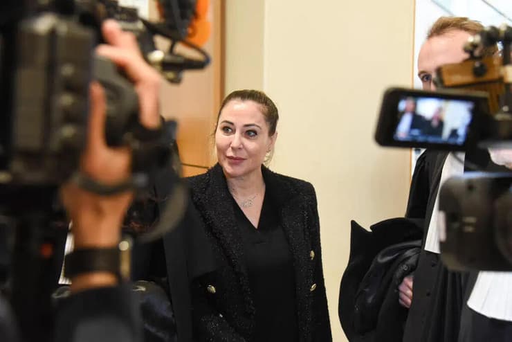 מגלי ברדה משפיענית רשת צרפת מאסר לנאשמים שהטרידו אותה ברשת