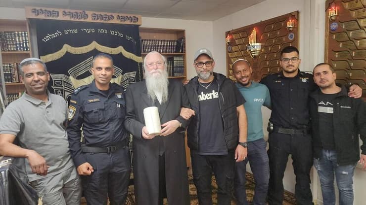 בעל ספר התורה עם שוטרי ובלשי תחנת בני ברק - רמת גן
