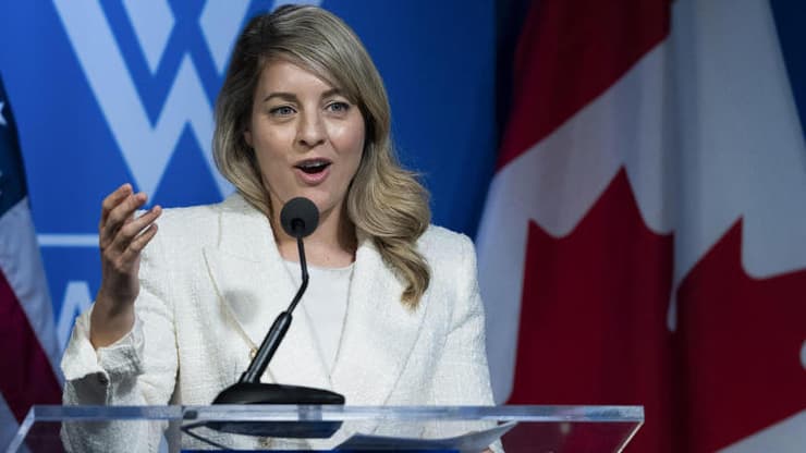 מלאני ג'ולי שרת החוץ של קנדה