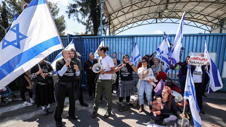 מחאה מול משרדי אונר"א בירושלים