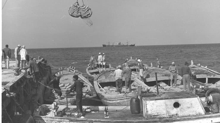 פריקת סחורה בנמל עזה, 1972