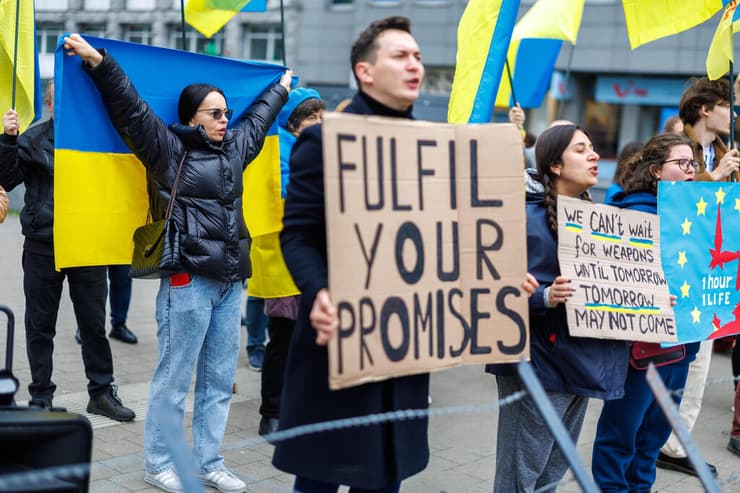 אוקראינים מפגינים בעד סיוע ל אוקראינה במלחמה מול רוסיה מחוץ ל פסגת מנהיגי האיחוד האירופי ב בריסל