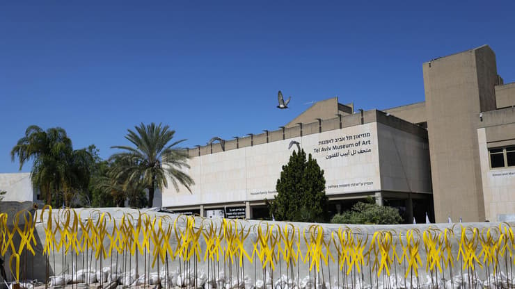  סרטים צהובים למען החזרת החטופים ברחבת מוזיאון תל אביב 