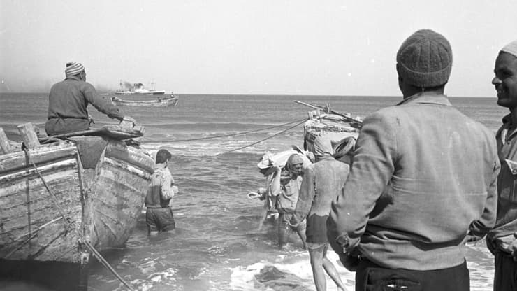 פריקת סחורה בנמל עזה, 1971
