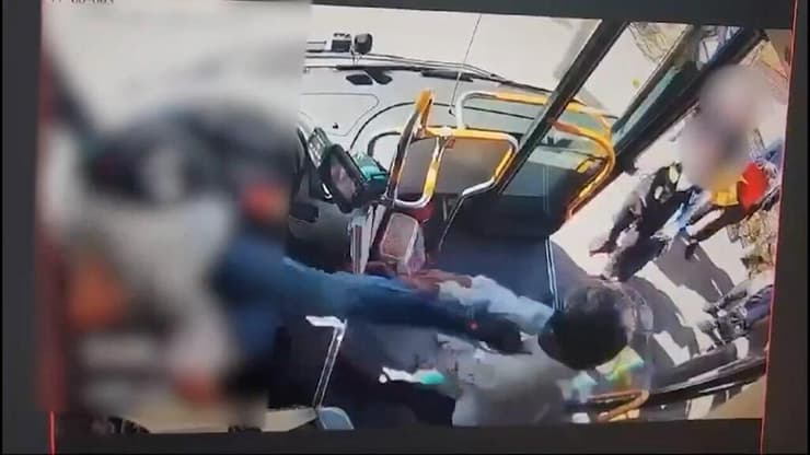 תיעוד: גבר תוקף נהג אוטובוס בירושלים